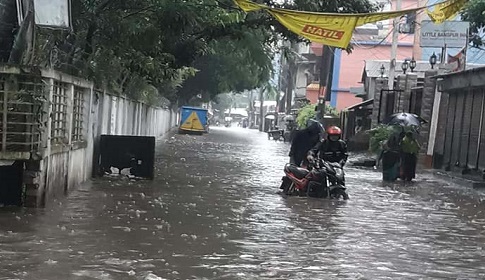 রংপুর মহনগরের বিভিন্ন পাড়া মহল্লায় হাঁটু পানি