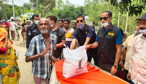 সিরাজগঞ্জে র্যাব-১২ ও সাকিব আল হাসান ফাউন্ডেশন এর যৌথ উদ্যোগে বন্যার্ত মানুষের মাঝে ত্রাণ বিতরণ