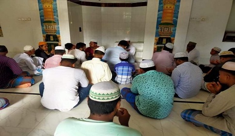 আগৈলঝাড়ায় পবিত্র ঈদ উল আযহা উদযাপন