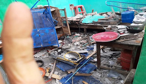 আশাশুনিতে কওমী মাদ্রসার ছাত্র ও গ্রামবাসীদের তিন ঘণ্টাব্যাপি সশস্ত্র তাণ্ডব
