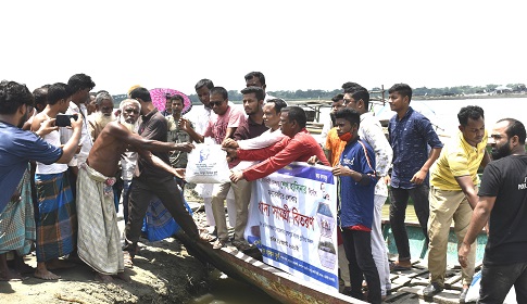 ঈশ্বরগঞ্জে বন্যার্তদের মাঝে খাদ্য সামগ্রী বিতরণ