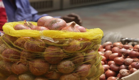 ধীর গতিতে খুচরা বাজারেও কমছে পেঁয়াজের দাম