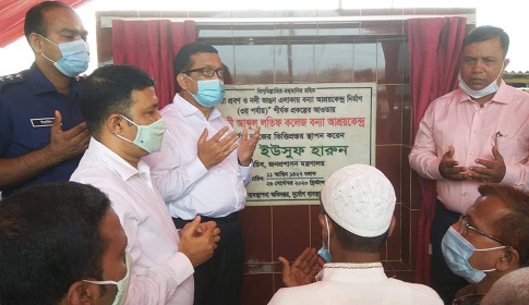 আশাশুনিতে বন্যা আশ্রয়কেন্দ্রের ভিত্তিপ্রস্তর উদ্বোধন করলেন জন প্রশাসন সচিব