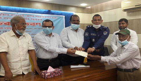 বাগেরহাটে ৭৬ জন সাংবাদিক পেল প্রধানমন্ত্রীর অর্থিক সহয়তার চেক