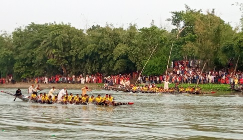 সালথার ইমাম বাড়িতে ঐতিহ্যবাহী নৌকা বাইচ অনুষ্ঠিত