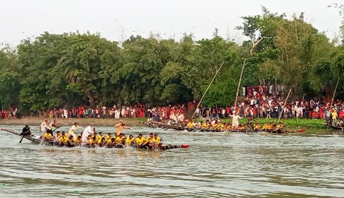 সালথার ইমাম বাড়িতে ঐতিহ্যবাহী নৌকা বাইচ অনুষ্ঠিত