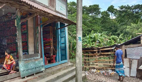 জমিতে সরকারি নিষেধাজ্ঞা, ক্ষুব্ধ হয়ে বাদিকে প্রকাশ্যে হত্যার হুমকি