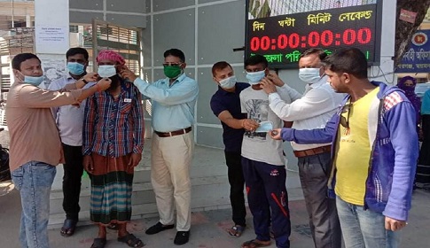 ঈশ্বরগঞ্জে সুজনের উদ্যোগে মাস্ক বিতরণ