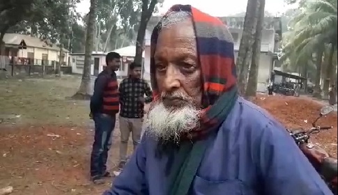 বকেয়া বেতন পাচ্ছেন দৃষ্টিহীন স্কুল পিয়ন আহাম্মদ আলী