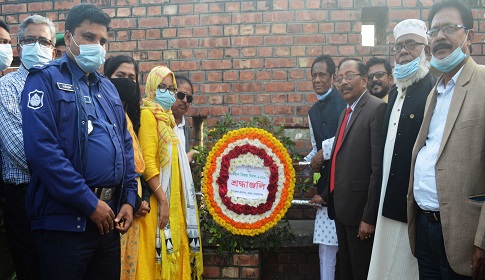 বিজয় দিবস উপলক্ষ্যে বন্দর গণহত্যা স্মৃতিস্তম্ভে উপজেলা প্রশাসনের শ্রদ্ধা