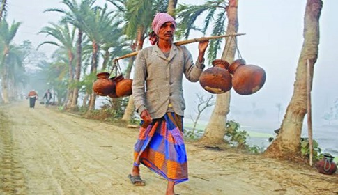 কনকনে শীতে খেজুর রস ও সুস্বাদু পিঠা গ্রামবাংলার চাষির প্রধান উৎসব