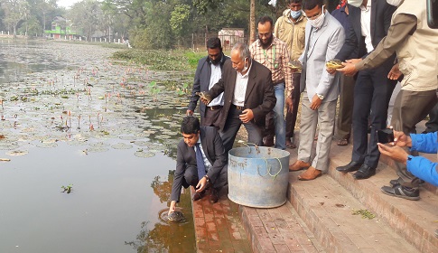 ষাট গম্বুজের ঘোড়া দীঘিতে ৫২টি সুন্ধি কচ্ছপ অবমুক্ত 