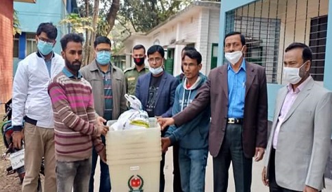 বোয়ালমারীর কেন্দ্রে পাঠানো হচ্ছে নির্বাচনী সামগ্রী