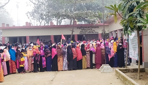 ধনবাড়ী পৌরসভায় ইভিএমে ভোটগ্রহণ চলছে