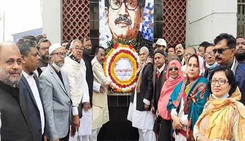 বঙ্গবন্ধুর ম্যুরালে পুষ্পমাল্য অর্পণ করলেন ঈশ্বরদীর নবনির্বাচিত মেয়র
