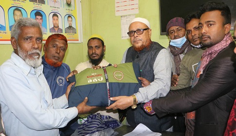 নওগাঁয় শীতবস্ত্র বিতরণ