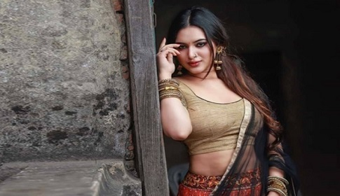 রূপে উষ্ণতার ঝড় তুলেছেন রাহা