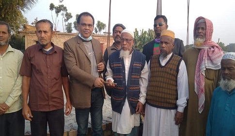 লোহাগড়ায় মসজিদ নির্মাণে আর্থিক সহযোগিতা করলেন মেয়র
