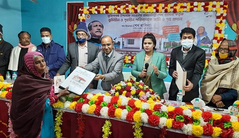 কটিয়াদীতে নতুন ঘর পেল ৩৫ টি ভূমিহীন ও গৃহহীন পরিবার
