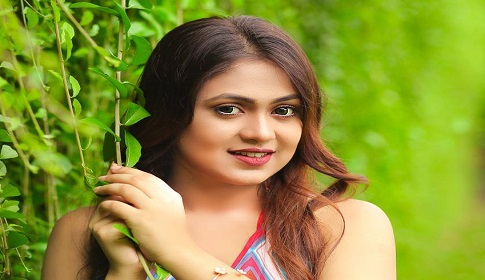 ছুটছেন অলংকার চৌধুরী