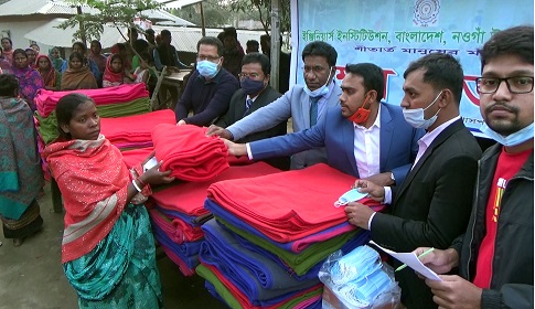 পত্নীতলায় শীতার্ত আদিবাসীদের মাঝে শীতবস্ত্র বিতরণ