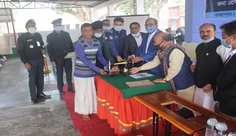 মাদক ছাড়ার অঙ্গিকারে সেলাই মেশিন পেলেন পাবনা কারাগারের হাজতী শামসুল 