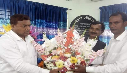 নবনির্বাচিত মেয়রকে ফুল দিয়ে বরণ করে নিল পাংশা পৌরবাসী