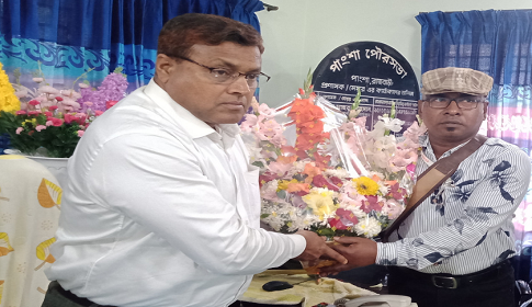 পাংশায় নবনির্বাচিত মেয়রকে প্রেসক্লাবের পক্ষ থেকে ফুলের শুভেচ্ছা