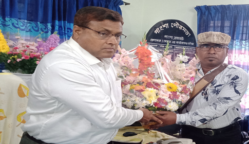 পাংশায় নবনির্বাচিত মেয়রকে প্রেসক্লাবের পক্ষ থেকে ফুলের শুভেচ্ছা 