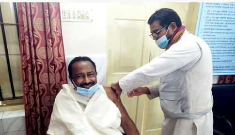 করোনার টিকা নিলেন ঈশ্বরদীর মেয়র ইছাহক মালিথা