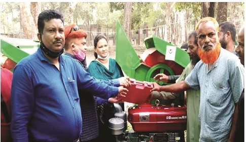 রাজারহাটে কৃষক গ্রুপের মাঝে কৃষিযন্ত্র বিতরণ