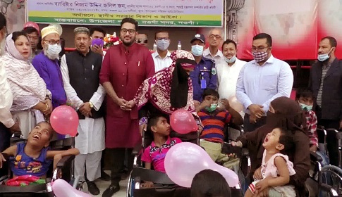 নওগাঁয় প্রতিবন্দীদের মাঝে হুইল চেয়ার বিতরণ