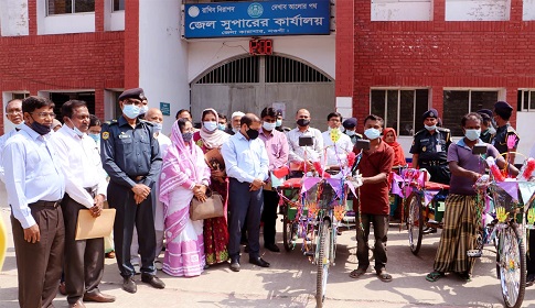 নওগাঁ জেলা কারাগারে দুস্থ বন্দীদের পুনর্বাসনে রিকশা ভ্যান ও সেলাই মেশিন বিতরণ