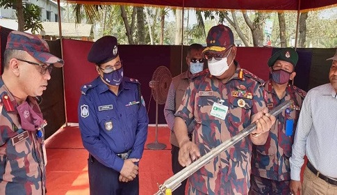 এশিয়ার শ্রেষ্ঠ শিকারি সাতক্ষীরার পচাব্দী গাজীর বাঘ শিকারের বন্দুক দেখলেন বিজিবি মহাপরিচালক 