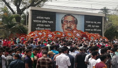 ফুলে ফুলে ভরে উঠেছে রংপুরের বঙ্গবন্ধু মুর্যাল চত্ত্বর