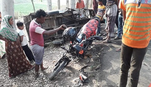 সান্তাহারে মোটরসাইকেল-ভটভটির মুখোমুখি সংঘর্ষে নিহত ১