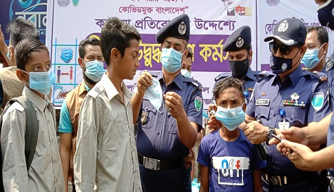 মৌলভীবাজারের ৩৯ পয়েন্টে পুলিশের মাস্ক পরানো অভিযান 