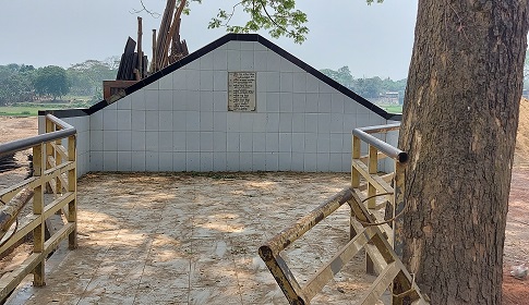 কটিয়াদীতে বধ্যভূমির স্মৃতিস্তম্ভে অনেক শহীদের নাম নেই