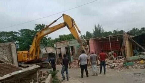 সোনাগাজীতে ১০৩টি অবৈধ স্থাপনা উচ্ছেদ