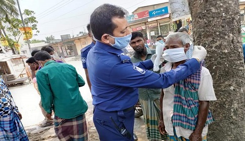 কটিয়াদীতে স্বাস্থ্যবিধি মানাতে মাঠে পুলিশ