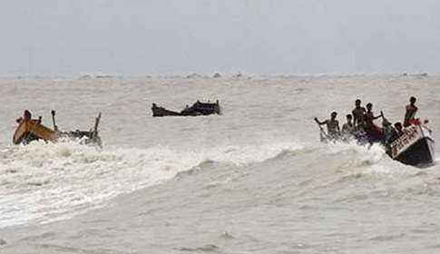 হাতিয়াতে ঝড়ের কবলে পড়ে কোটি টাকার পণ্যসহ ট্রলার ডুবি