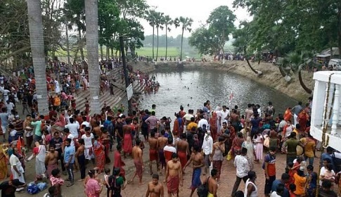 করোনা উপেক্ষা করে ওড়াকান্দিতে পূর্ণার্থীর ঢল 