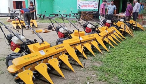 রাজারহাটে কৃষিযন্ত্র ও আউশ উৎপাদন বাড়াতে কৃষকদের মাঝে সার-বীজ বিতরণ
