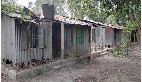 ‘ঘরের চাল দিয়া দ্যাওয়ার তারাগুলা দ্যাখা যায় বাহে’