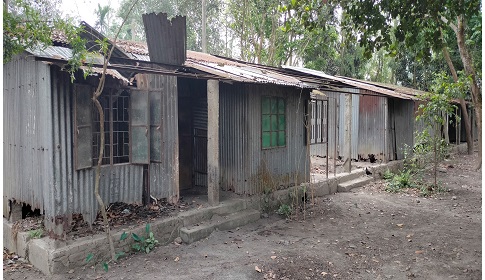 ‘ঘরের চাল দিয়া দ্যাওয়ার তারাগুলা দ্যাখা যায় বাহে’