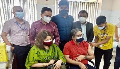 সস্ত্রীক করোনা টিকার দ্বিতীয় ডোজ নিলেন যুবলীগ চেয়ারম্যান