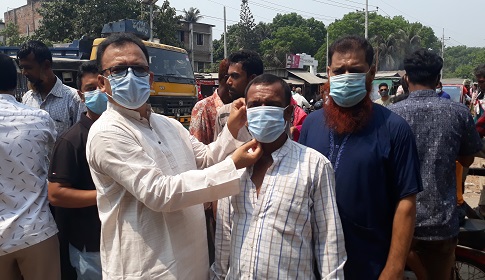 লোহাগড়ায় আওয়ামী লীগ নেতার উদ্যোগে মাস্ক বিতরণ