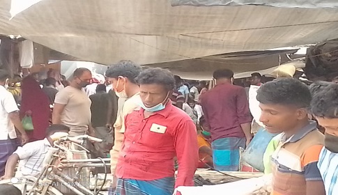 লকডাউনের মধ্যেও বালিয়াকান্দি হাটে ভিড় কমছে না