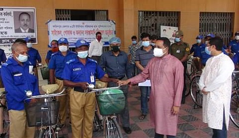 ফরিদপুরে গ্রামপুলিশ সদস্যদের সাইকেল বিতরণ