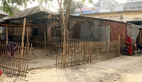 এক অসহায় পরিবারকে উচ্ছেদের প্রক্রিয়া শুরু করেছে স্কুলকর্তৃপক্ষ! 